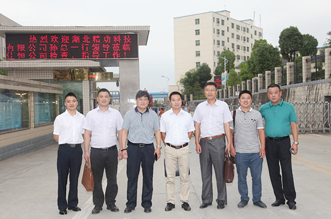 g精功科技采購(gòu)中心經(jīng)理張國(guó)(左二) 佳恒公司總經(jīng)理?xiàng)钣烂鳎ㄗ笕? 精功科技總經(jīng)理孫利民(左四) 精功科技常